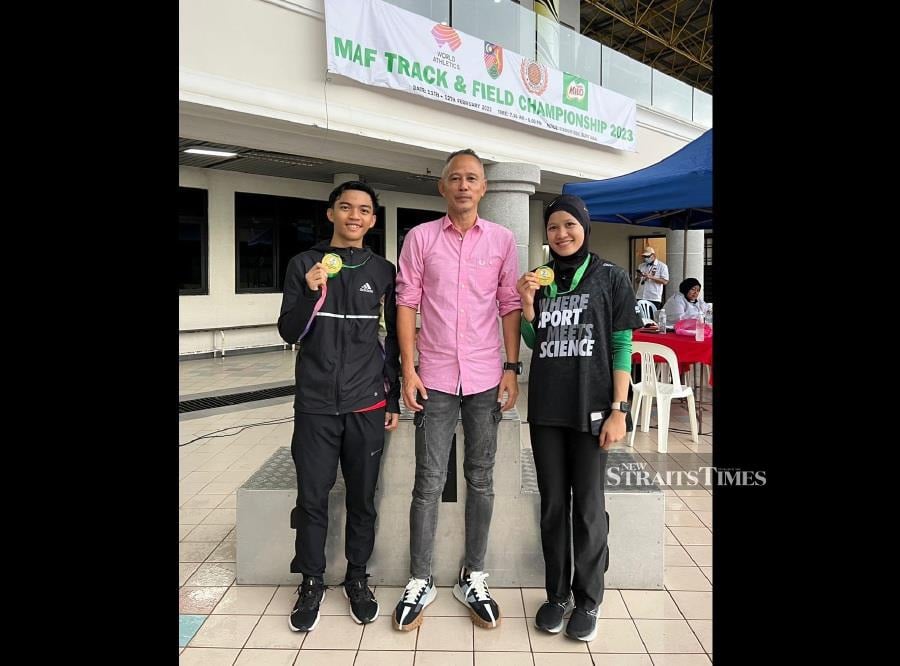 Sabah sprints coach Jumain Taepe with his athletes Pengiran Aidil Auf Hajam (left) and Nur Aishah Rofina Aling (right). - NSTP/AFTAR SINGH